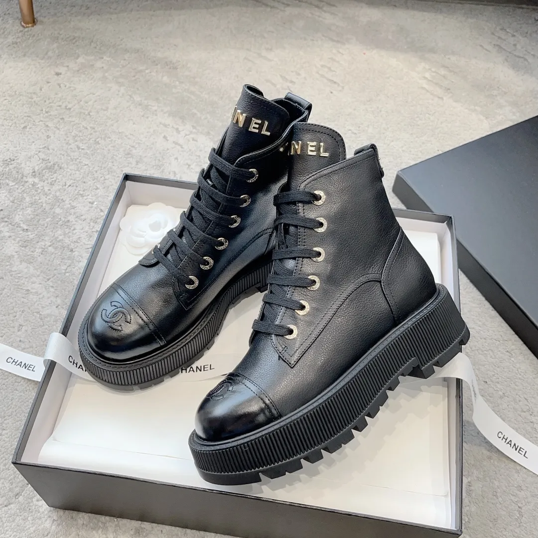 👟👟Ex-factory price 560☀️☀️Women’s shoe factory Chanel23b Xiaoxiang new autumn and winter thick-soled Martin boots! I really love this style. It’s irresistibly luxurious and gorgeous. It’s a must-have for girls. The instep strap design is easy to put on and take off. ▪Pebbled cowhide upper ▪Sheep leather lining ▪Heel height 5cm ▪Original molded combined outsole ▪Size: 35-40 (customized for 40)